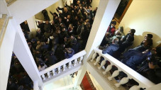 Demonstran Armenia Serbu...