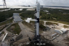 SpaceX Batalkan Peluncuran...