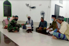 Marinir Serahkan Kitab...