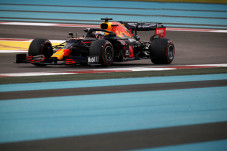 Verstappen Rebut Pole...