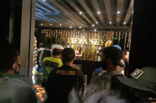 Bubarkan Kerumunan,...