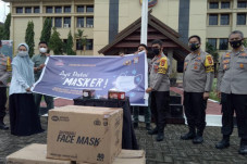 Bosowa Peduli Serahkan...
