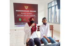 Kenakan Jilbab Merah,...