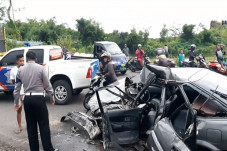 Pecah Ban, Sedan Tabrak...