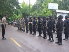 Pasukan Bersenjata Lengkap...