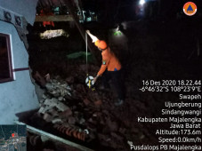 Rumah Tertimpa Material...