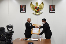 MUTU International Serahkan...