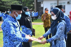 Serahkan SK CPNS, Bupati...