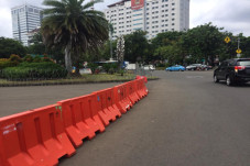 Kawat Berduri dan Barikade...