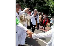 Aparat Bubarkan Aksi...