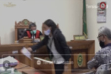 Petugas Nyelonong saat...