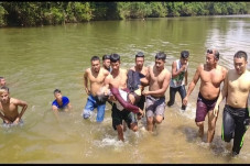 Tak Bisa Berenang, Seorang...