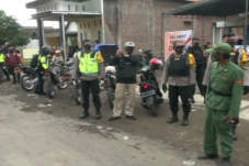 Polisi Bubarkan Kerumunan...