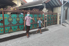 Lagi Asyik Main Game,...