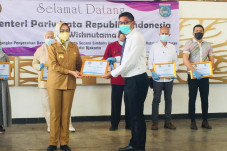 Kemenparekraf Beri Dana...
