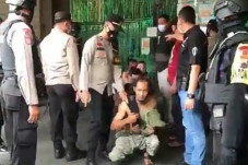 Bikin Keributan dan...