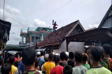 Ratusan Warga Rusak...