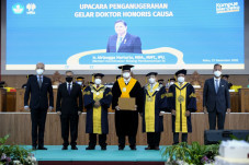 UNNES Anugerahkan Gelar...