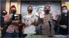 Acungkan Pistol saat...