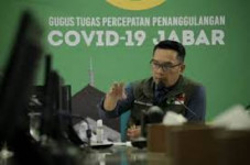 Ridwan Kamil Angkat...