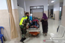 2 Anggota TNI Dikeroyok...