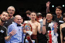 Menang TKO Ronde 8,...