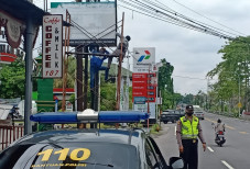Polda DIY Copot Tiga...