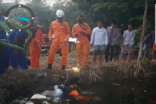 Ditinggal Pulang Nenek,...