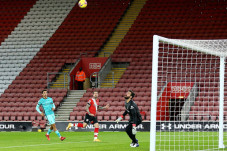 Babak I: Liverpool Tertekan,...