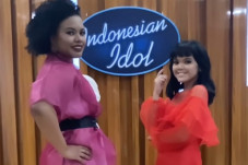 Dua Kontestan Perempuan...