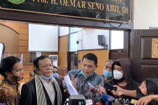 Pengacara Serahkan 40...