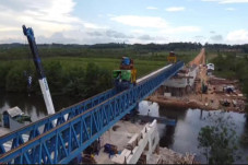 Pengerjaan Proyek Jembatan...