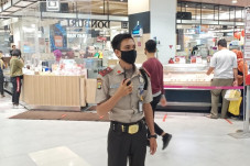 Pakai Setelan Mirip...