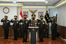 Kapolri Anugerahi Ketua...