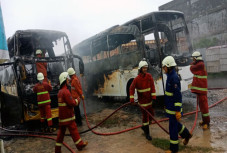 Dua Bus Pariwisata Terbakar...