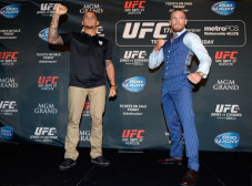 Conor McGregor vs Dustin...