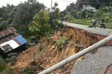 Jalan Trans Kalimantan...