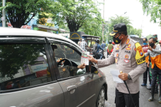 Hari Pertama PPKM, Tim...