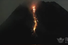 Terus Keluarkan Lava...