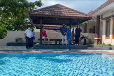 Hari Pertama Buka, Wisata...