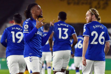 Everton Bekuk Wolves,...