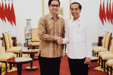Jokowi Disuntik Vaksin,...