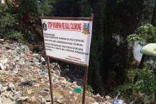 Membelah Jakarta dan...