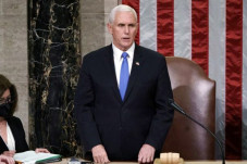 Pence Tolak Makzulkan...
