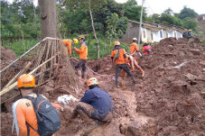 Temukan Penyebab Longsor...