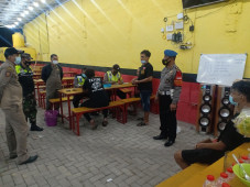 Petugas Gabungan TNI/Polri...