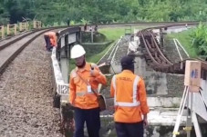 Gawat, Pilar Jembatan...