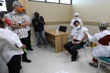 Jelang Vaksinasi Besok,...