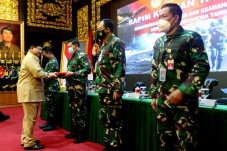 Prabowo Serahkan 40...