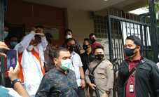 Habib Rizieq Tinggalkan...